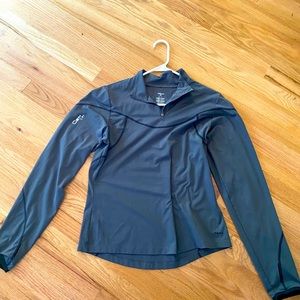 Hind brand, charcoal long sleeve zipper from running top.  Size M.  Like new.